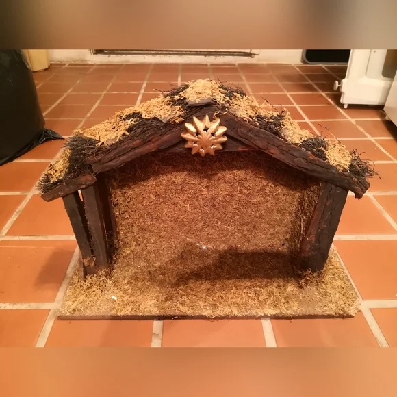 Hand-painted Porcelain Nativity Set - Picture 5 of 12